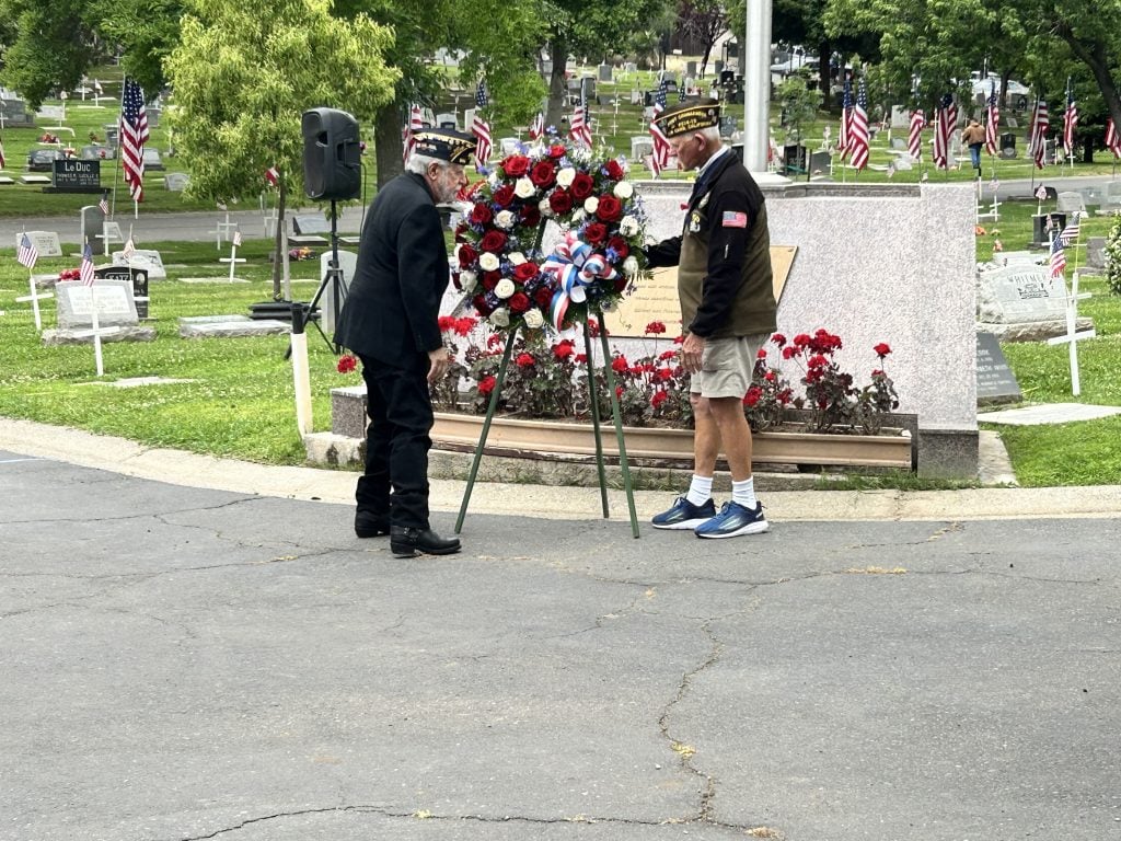 VFW laying the wreath in honor of veterans