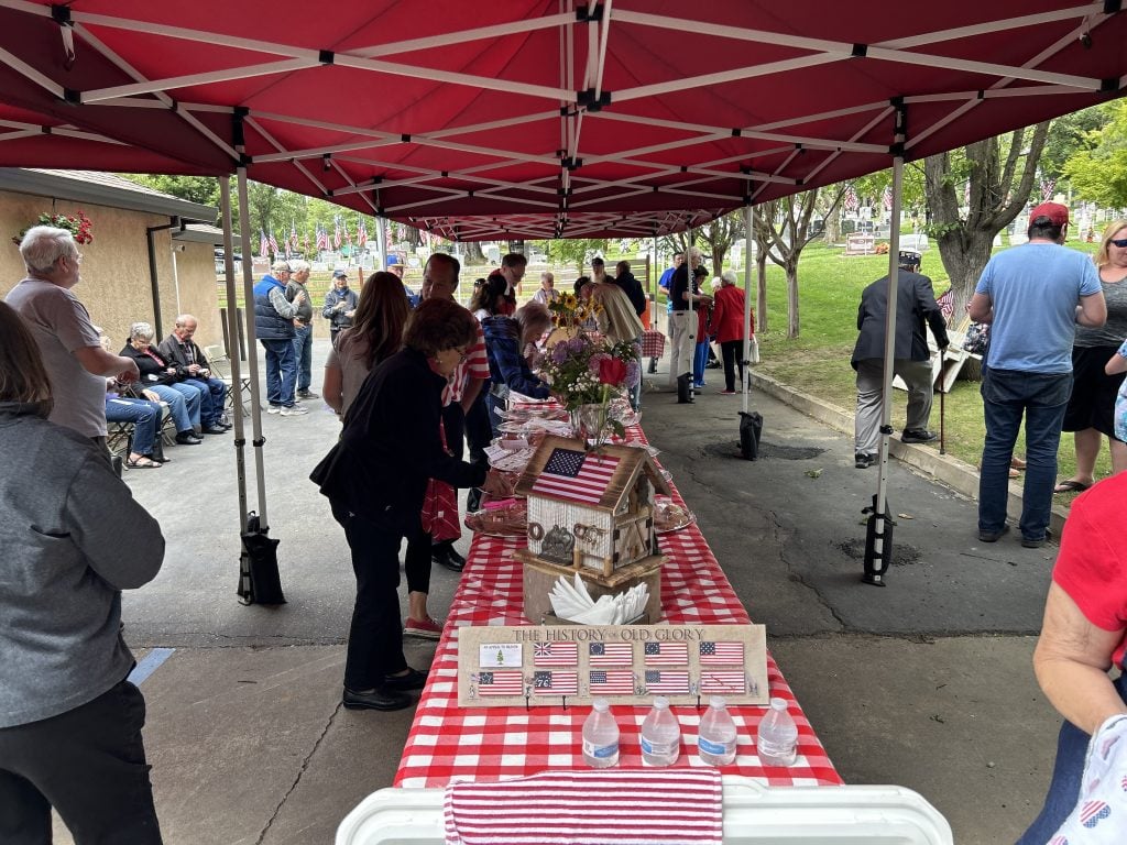 Long refreshment table with cookies